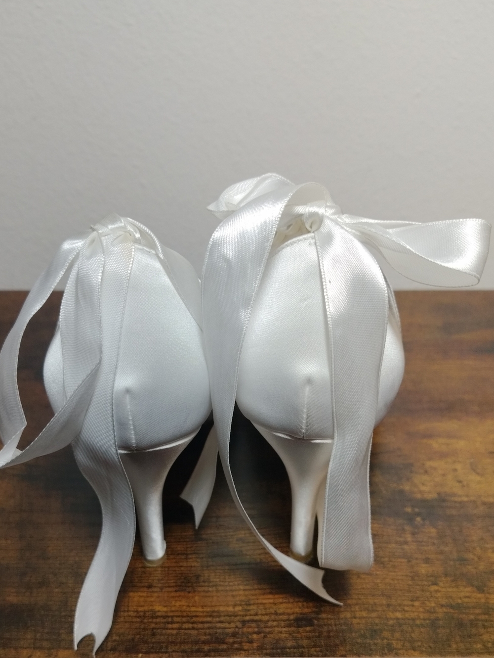 Elegant White Pearl Bridal Peep-Toe Heels - Picture 3 of 6